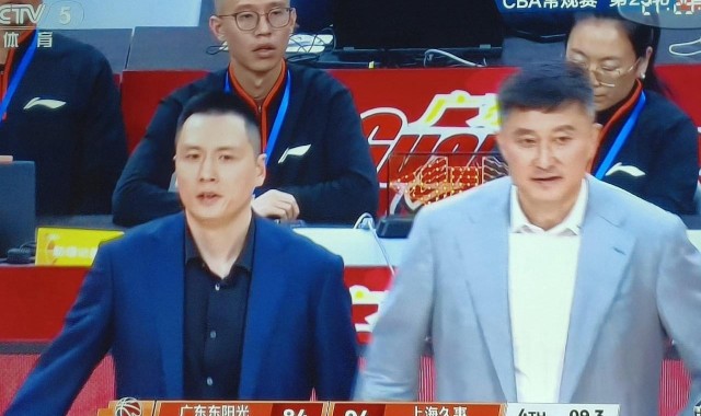 博鱼电竞-牛逼！28分15篮板+2抢断3盖帽，36岁老将，一人锤爆广东3大內线