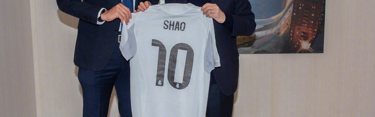 博鱼-国足主帅邵佳一到访皇马，与弗洛伦蒂诺合影+获赠10号球衣