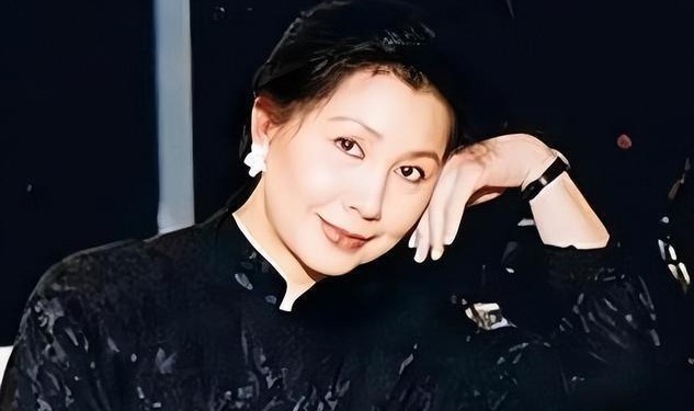 博鱼体育-突传死讯！香港知名演员老公在家中离世，坐在轮椅上没了呼吸