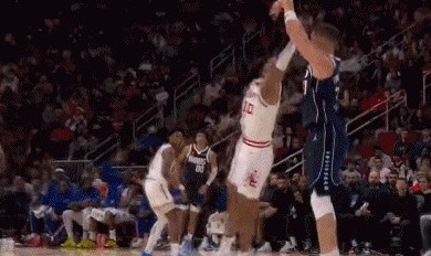 博鱼-来就是成串！克莱外线连中两记三分球帮助球队追分